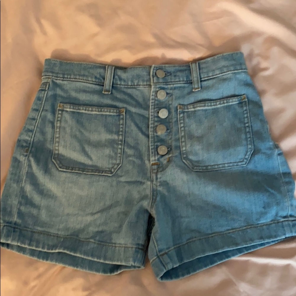 Bottom front denim shorts